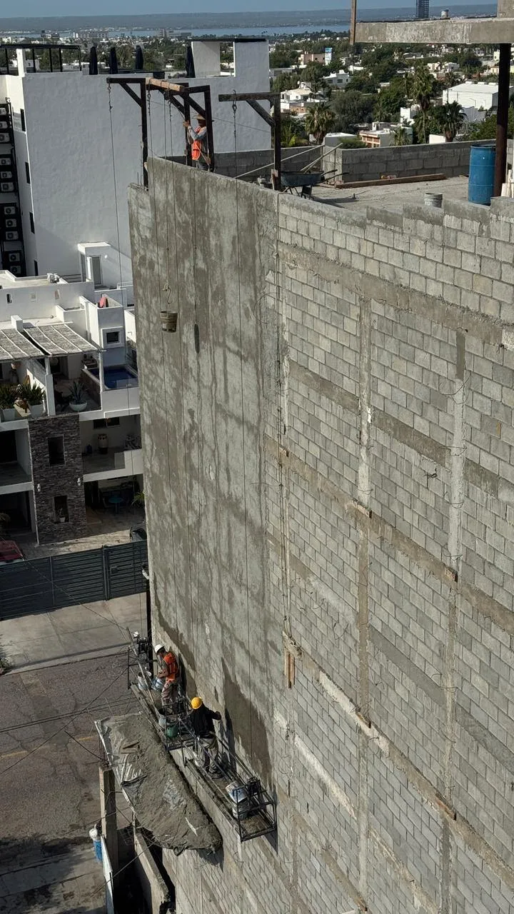Espacio B Ingeniería crew working at height on a building facade