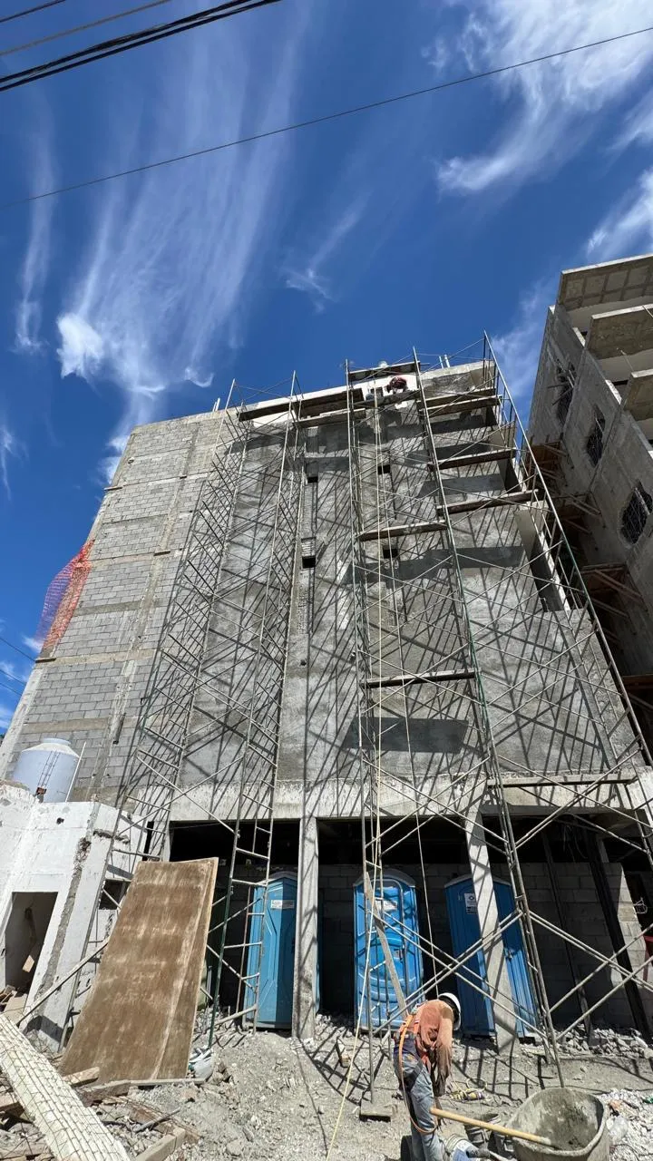 Building under construction with scaffolding supervised by Espacio B Ingeniería