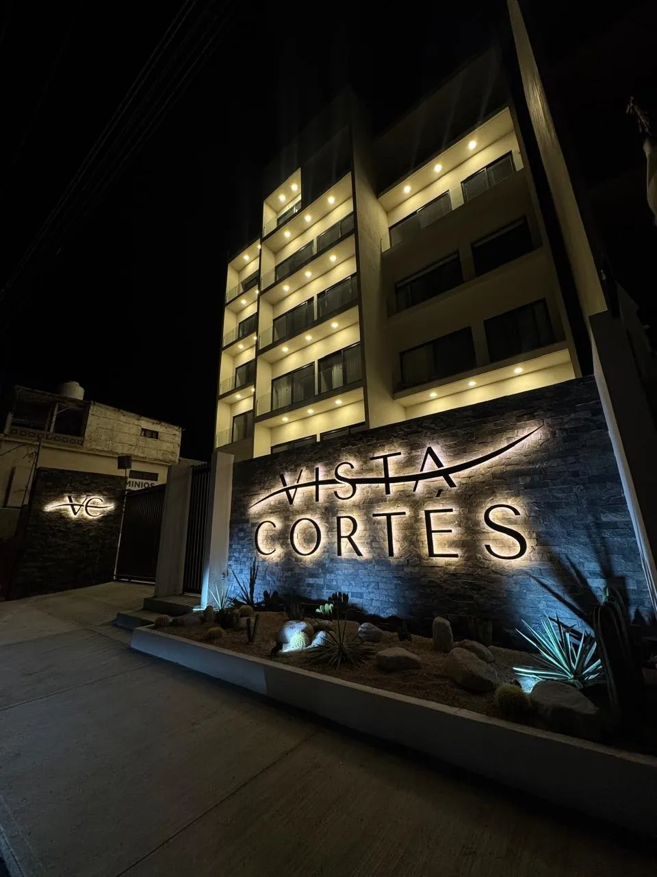 Night view of the completed Vista Cortés development by Espacio B Ingeniería